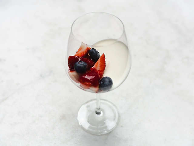 Панна кота з ваніллю та полуницею