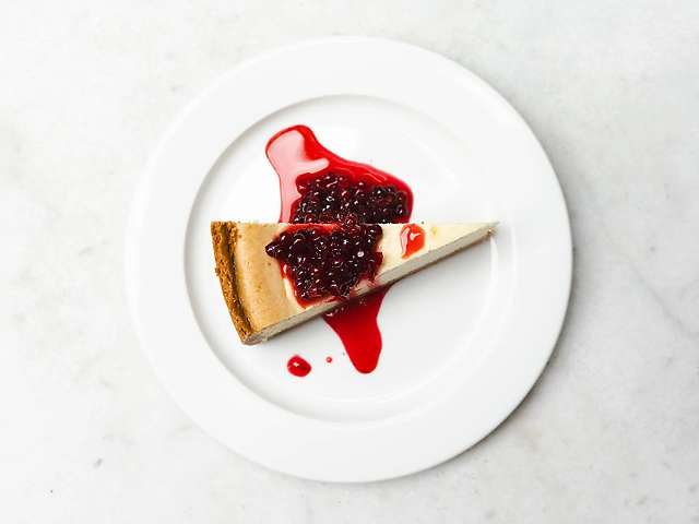 Чізкейк з брусничним соусом