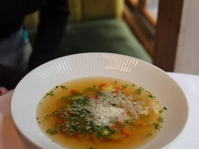 Курячий бульйон з каппеллетті та овочами