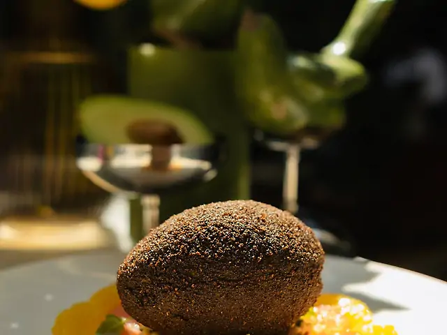 Авокадо з креветками та цитрусами