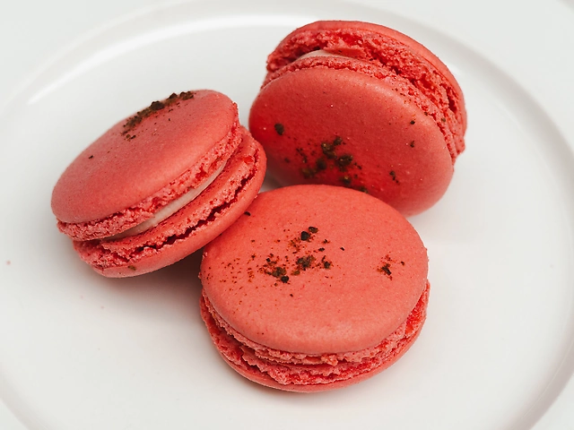 Макаронс полуниця