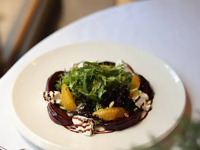 Салат з буряком та козячим сиром Шевро