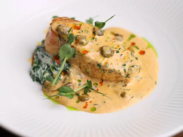 Стейк лосось у вершковому соусі зі шпинатом та рикотою