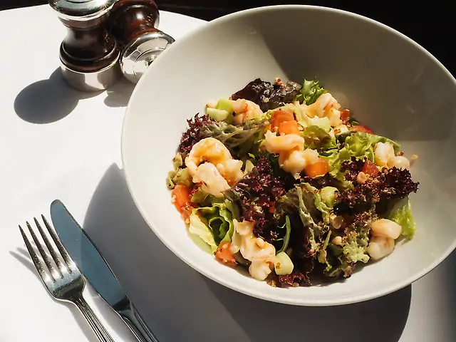 Салат з кіноа, тигровими креветками, авокадо