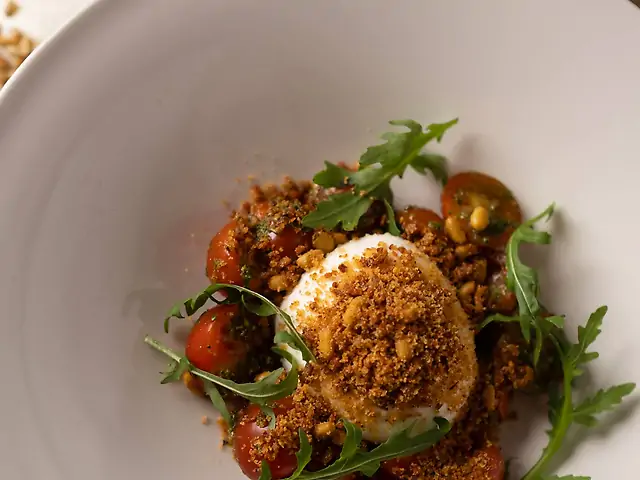 Буратта з томатами чері та пряною крихтою