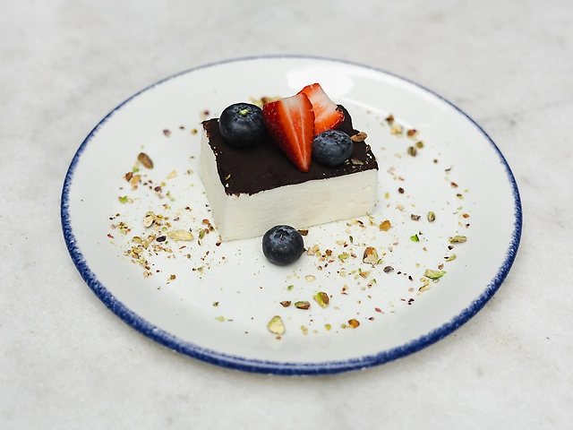 Пташине молоко з ягодами