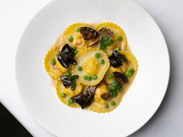 Равіолі з лососем та зеленим горошком
