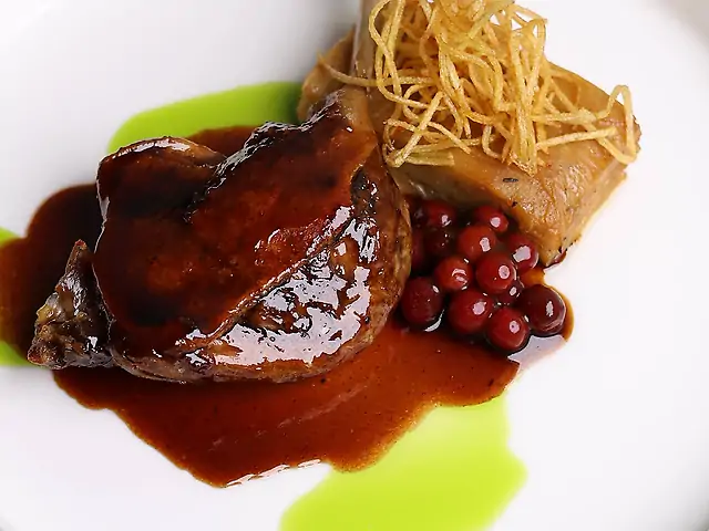 Качина ніжка конфі з цибулевим гратеном та журавлиною