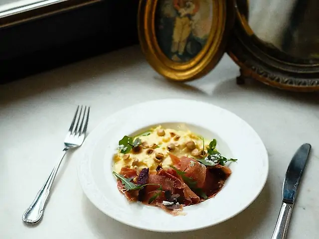 Скрембл с хамоном, вялеными черри и фундуком