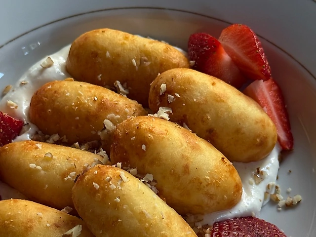 Сирники з вершковим соусом, горіхами пекан та сезонними фруктами