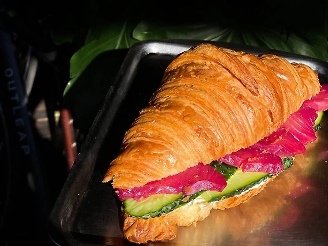 Круасан з лососем