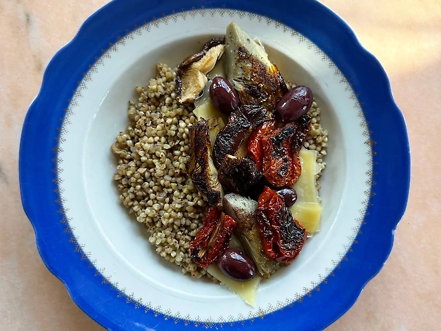 Зелена гречка з шиїтаке, каламатою та артишоками