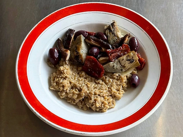 Вівсянка на грибному бульйоні з шиїтаке, каламатою та артишоками