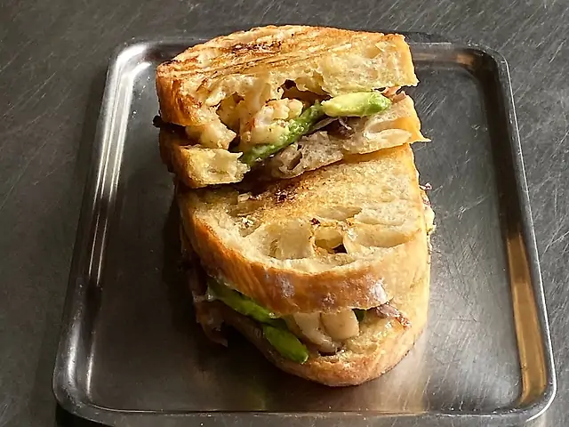 Сендвіч з лангустинами, авокадо та карамелізованою цибулею