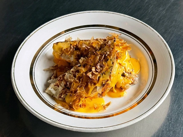 Мелт з тунцем, сирним соусом та боніто