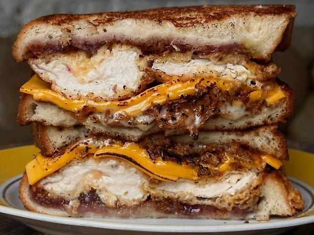 Сендвіч кріспі цибуля та трюфельний соус