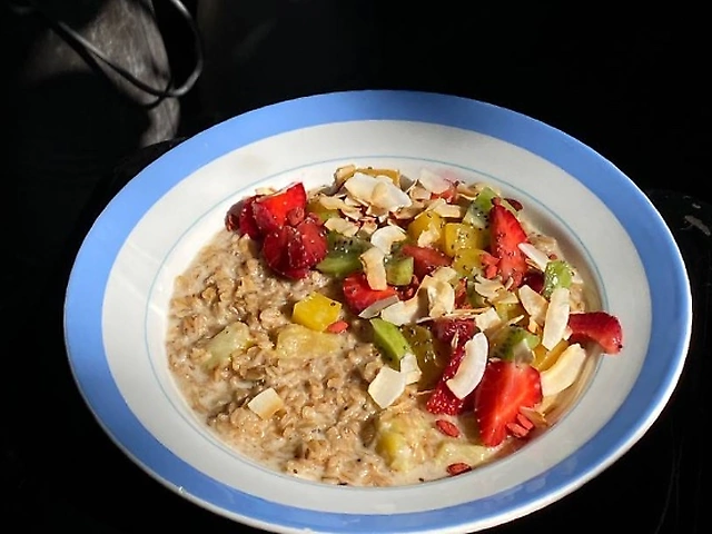 Вівсянка на кокосовому молоці з сезонними фруктами