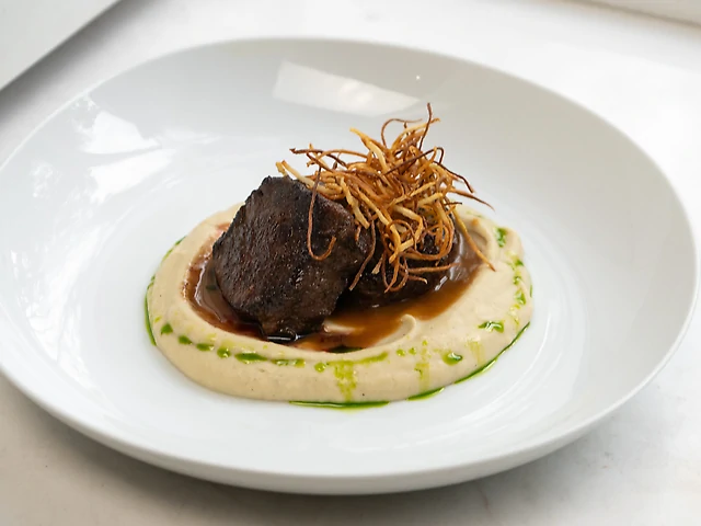 Медальйони з телятини з пюре коренеплодів з соусом деміглас