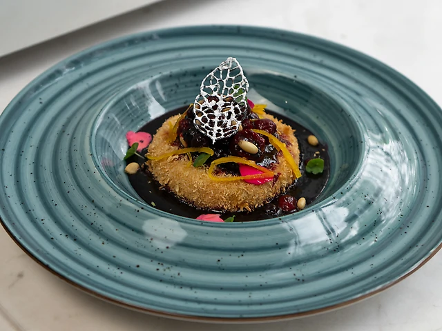 Сир камамбер з ягідним фламбе