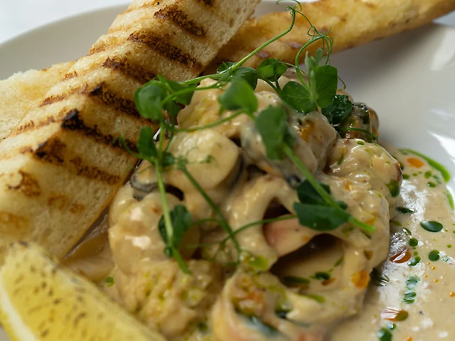 Соте з морепродукітв у вершковому соусі