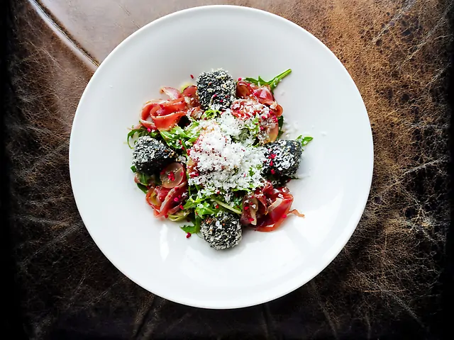 Салат з підкопченою качкою,виноградом та сиром брі