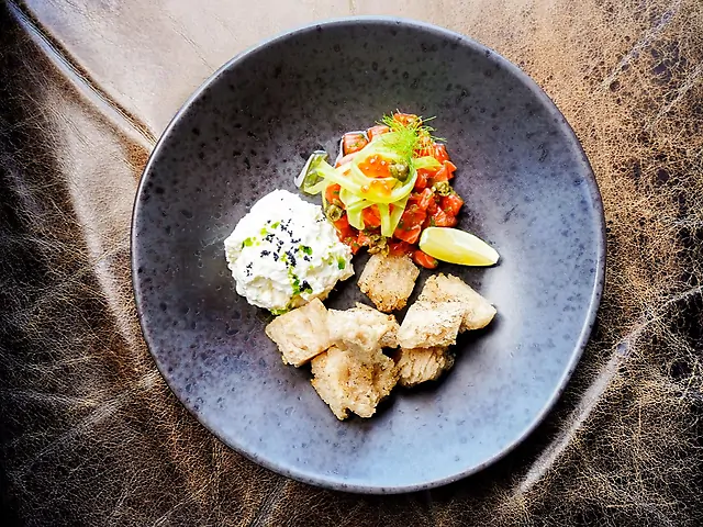 Тар-тар з форелі з вершковою еспумою та маринованим фенхель