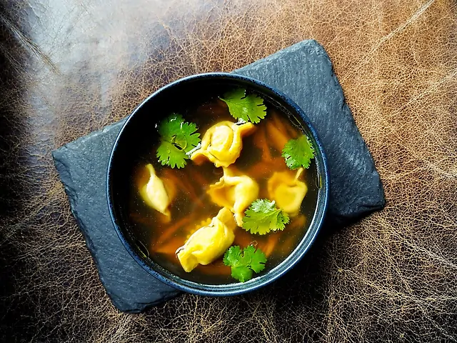 Консоме з грибами шиітаки та равіолі з качкою