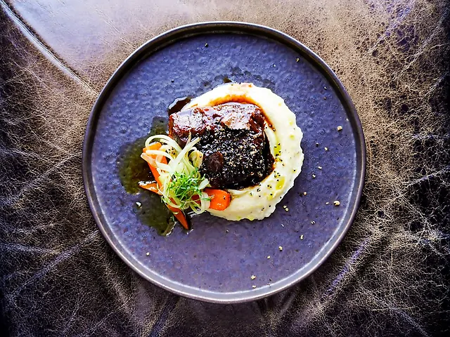 Телячі щічки з картопляним пюре