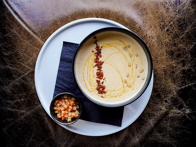 Сирний крем-суп з кранчем та прошуто