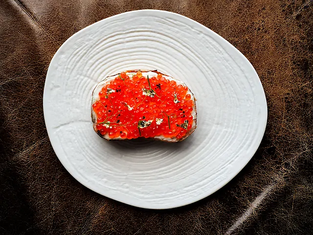 Крафтовий хліб з червоною ікрою