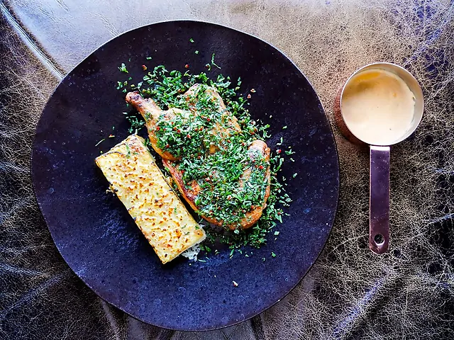 Половина курча з картопляним гратеном|