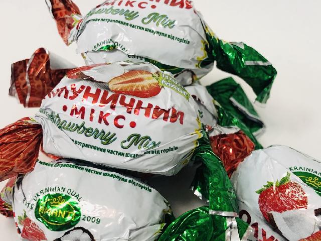 Конфеты с кокосом и клубникой Amanti