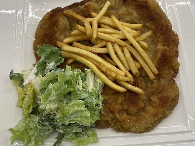 Шницель венский с салатом и картофелем