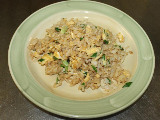 Рис Які Мешу легко обсмажений рис з яйцем, соєвим соусом та зеленою цибулею