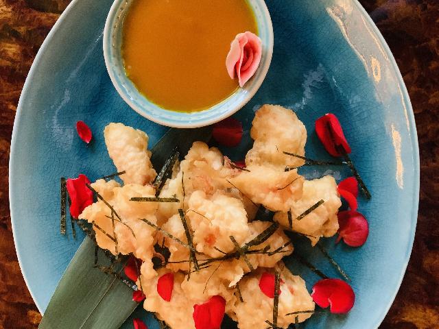 Попкорн с тигровой креветки в темпуре с пикантным соусом Манго