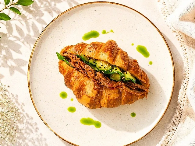 Круасан з телятиною