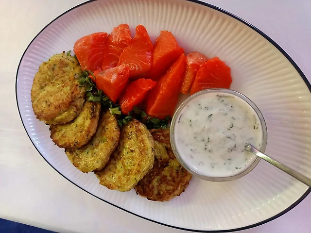 Деруни із цукіні з сьомгою