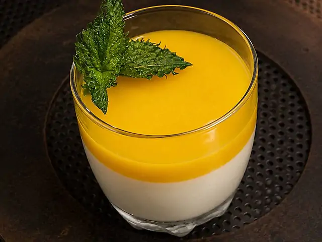 Панакота з манго та лимонним курдом