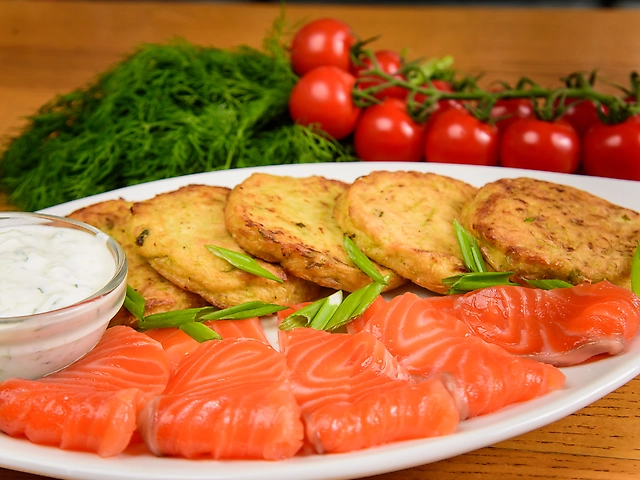 Деруни із цукіні з сьомгою