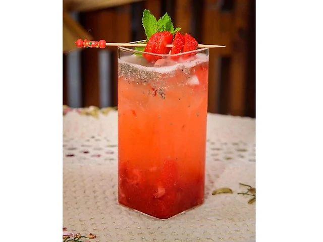 Полуничний Iced Tea з чіа