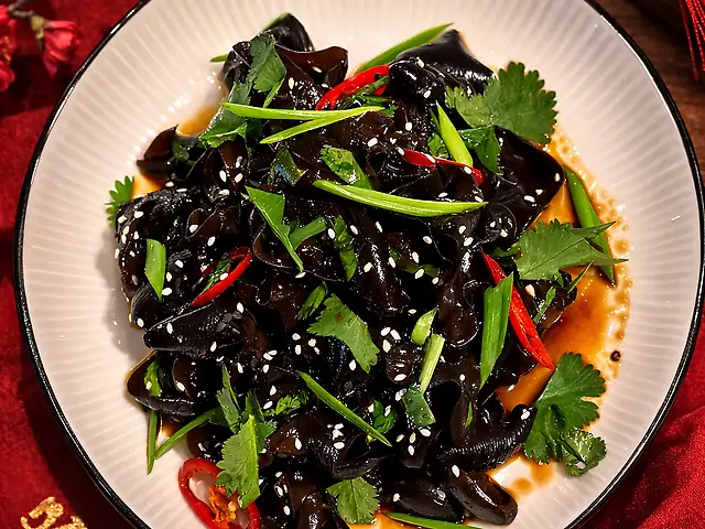 Древесні гриби з кінзой та перцем чілі