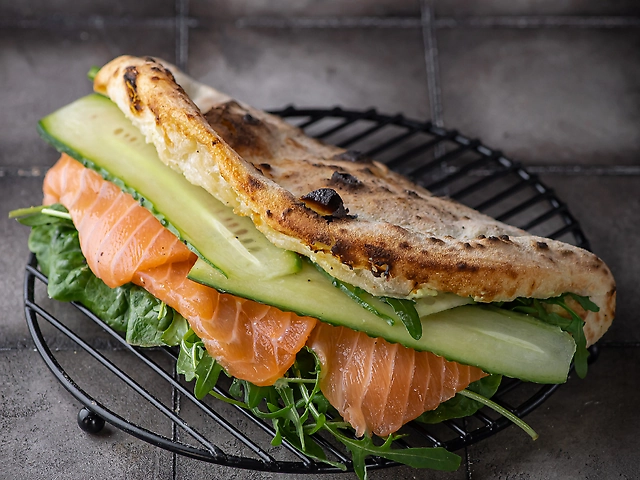Сендвіч зі свіжим лососем та гуакамоле