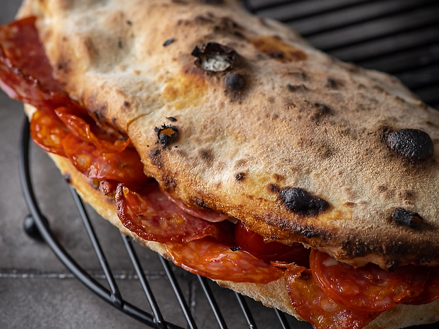 Сендвіч із салямі, пеппероні та халапеньо