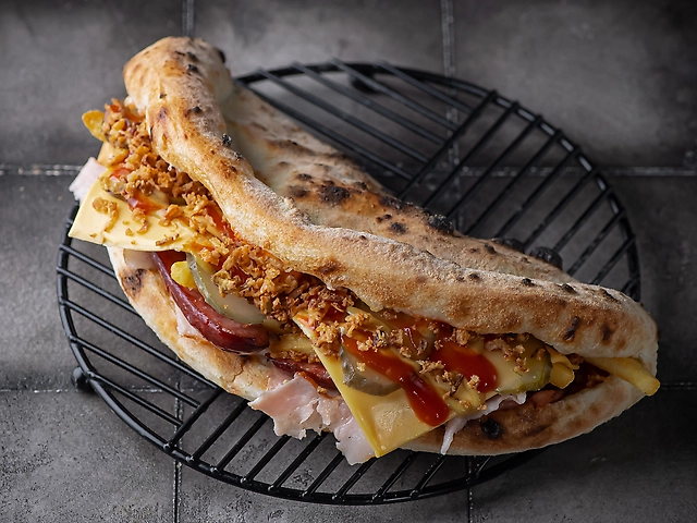 Сендвіч з мисливськими ковбасками та картоплею фрі