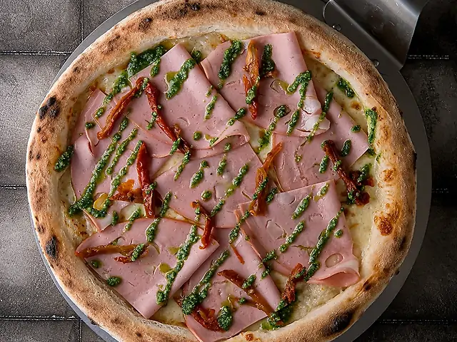 Піца з мортаделлою