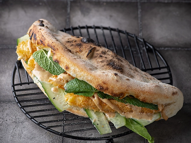 Сендвіч з креветкою фрі та горіховим соусом