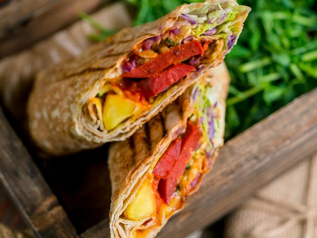 Ролл Копченые сосиски с картофелем, овощами и горчичным соусом в лаваше