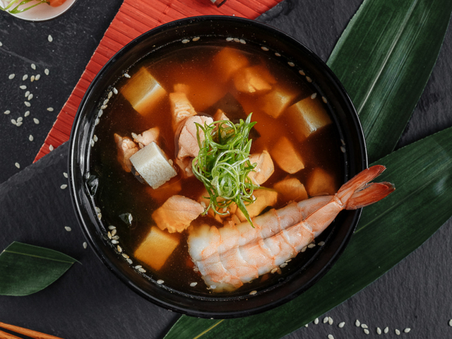 Мисо-суп с лососем и креветкой