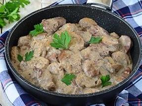 Сковорідка з курячою печінкою.
