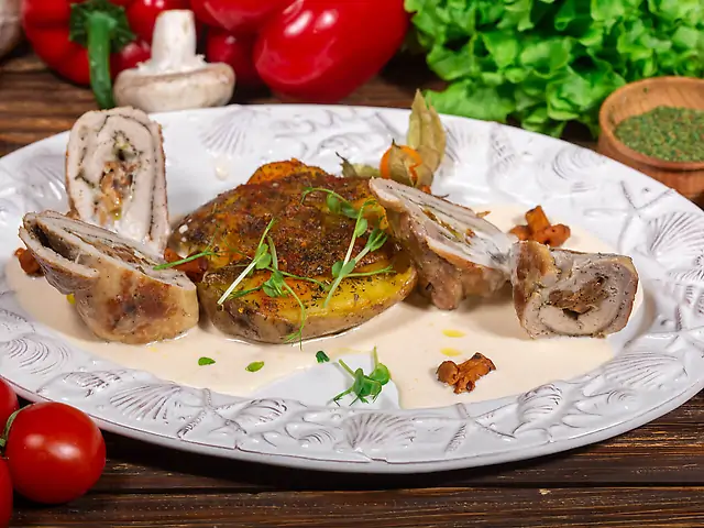 Свинячий завиванець з лисичками та ніжним вершковим соусом